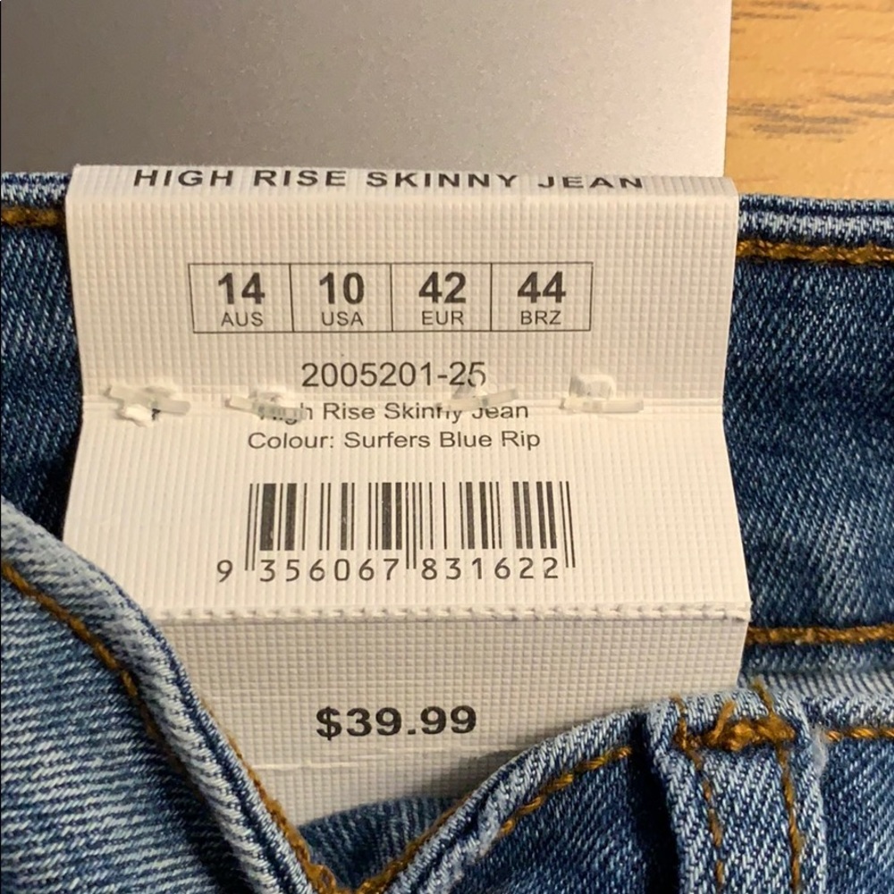 Never Worn High Rise Skinny Jean!